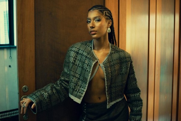 La Montée du Chic Classique au Travail : Exploration Éclairante de la Mode au Bureau