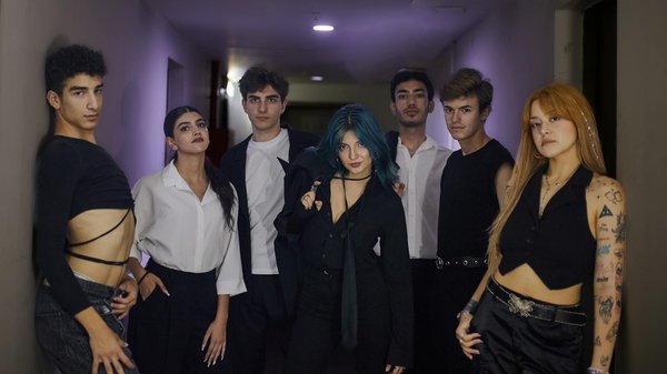 Comment les défilés de mode influencent-ils les choix vestimentaires des femmes ?